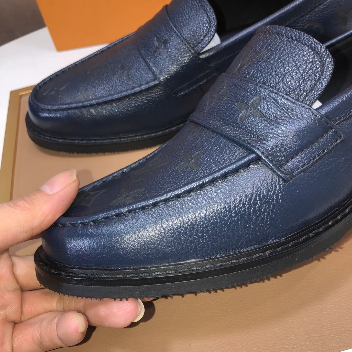 Men's men's shoes💰460💰【LV】(sheepskin lining) formal men's shoes! The high-end formal wear style is luxurious and elegant, with both practicality and style. We pay special attention to quality and details. The original version at the counter is 1:1 ultra-accurate replica👍🏻 The shoe last, leather, workmanship and comfort are not inferior! Material: imported cowhide upper, soft first layer of sheepskin! Code number: 38-45 (45 customized)